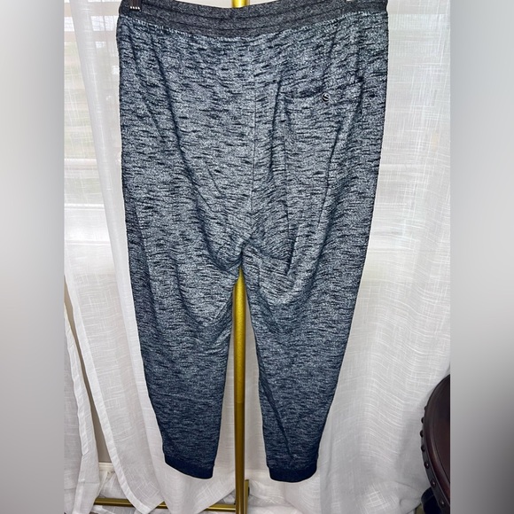 Menβs Gray Joggers w/ Drawstring Waist. It has 2 pockets and 1 in the back. - Picture 5 of 8